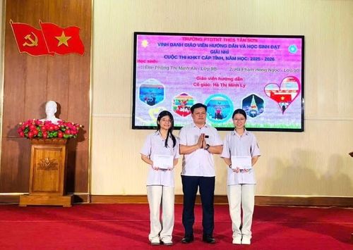 Ông Nguyễn Đức Thịnh - Hiệu trưởng Trường phổ thông DTNT THCS Tân Sơn trao thưởng học sinh