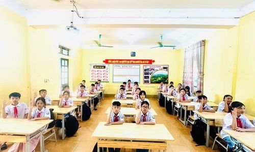 Lớp học tại Trường phổ thông DTNT THCS Tân Sơn khang trang, sạch đẹp.