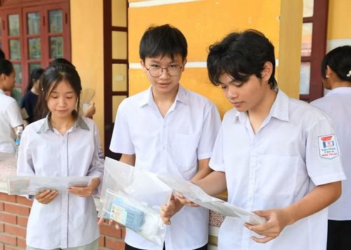 Thí sinh tại Tuyên Quang hoàn thành kỳ thi lớp 10 không chuyên. (Ảnh: Huy Hoàng)
