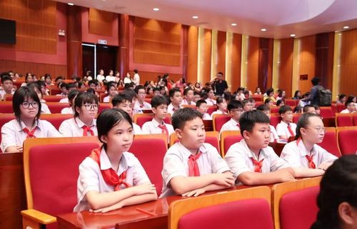 Học sinh trên địa bàn tỉnh dự buổi lễ.
