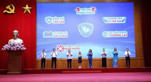 Phó Chủ tịch nước Võ Thị Ánh Xuân và Bí thư Tỉnh ủy Quản Minh Cường cùng các đại biểu ấn nút phát động Tháng hành động vì trẻ em năm 2026.