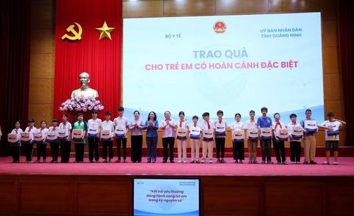 Phó Chủ tịch nước Võ Thị Ánh Xuân và Bí thư Tỉnh ủy Quản Minh Cường cùng đại biểu chụp ảnh lưu niệm với thiếu nhi của tỉnh.
