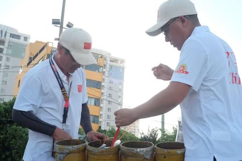 Các kỹ thuật viên kiểm tra công đoạn cuối cùng, sẵn sàng cho đêm khai mạc.