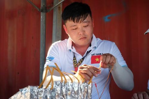 Mở màn cho đêm thi đầu tiên với chủ đề “Thiên nhiên” là đội chủ nhà Đà Nẵng (Việt Nam 1) sẽ đấu với đội pháo hoa Trung Quốc.