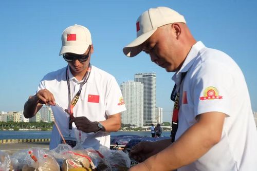 Thi đấu với đội Việt Nam 1 trong đêm khai mạc là đội pháo hoa đến từ Trung Quốc.