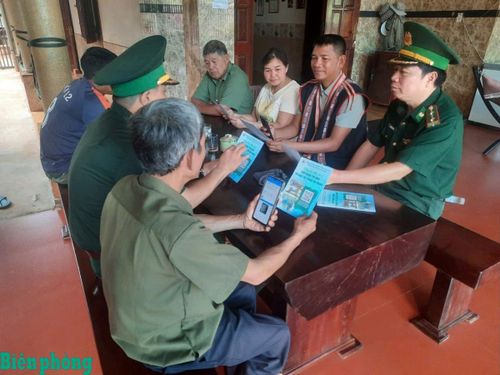 Cán bộ địa phương và các ban, ngành, đoàn thể cùng Bộ đội Biên phòng tỉnh Gia Lai rất tích cực đồng hành chuyển đổi số. Ảnh: Thanh Bình