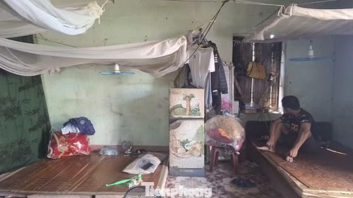 Những người trong xóm chạy thận đang phải gồng mình với nắng nóng.