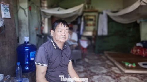 Ông Vi Văn Sinh và hai người con trai cùng chạy thận trong căn phòng trọ chống chịu với nắng nóng.
