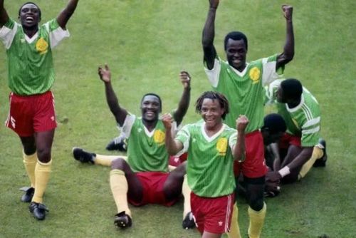 Cameroon ăn mừng thắng lợi khó tin (ảnh AP)