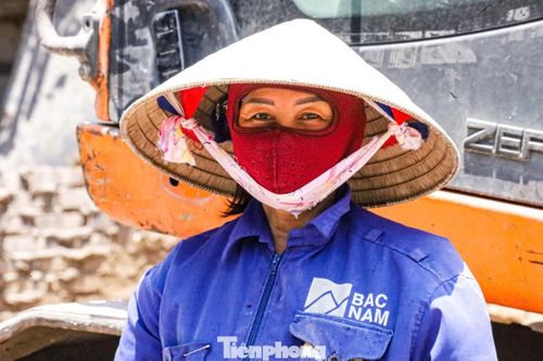“Những ngày này, chúng tôi vẫn bám trụ công trường 3 ca để kịp tiến độ được giao”, một công nhân thi công dự án Vành đai 1 chia sẻ.