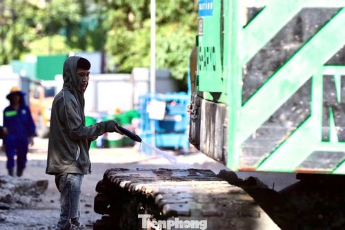  Không chỉ con người, nhiều máy móc, thiết bị tại công trường cũng phải liên tục được phun nước để hạ nhiệt, đảm bảo vận hành ổn định giữa nền nhiệt cao kéo dài. 