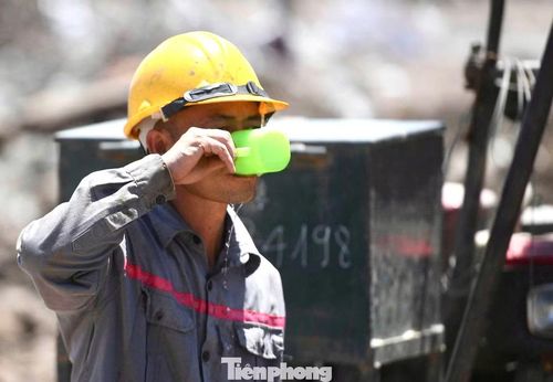 "Làm ngoài trời mùa này cực lắm, có hôm đứng giữa trưa cảm giác như lửa phả vào người. Nhưng nghỉ thì không có thu nhập nên vẫn phải cố”, anh Nguyễn Văn Phi, công nhân thi công tại Hà Nội nói.