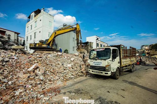Từ sáng sớm, tiếng máy cắt sắt, trộn bê tông, xe cơ giới đã vang lên khắp công trường Vành đai 2,5. Càng về trưa, hơi nóng từ mặt bê tông và sắt thép phả lên bỏng rát khiến việc lao động ngoài trời thêm vất vả.