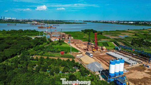 Dưới cái nắng như thiêu đốt, nhịp thi công trên nhiều đại công trường của Thủ đô vẫn không ngừng nghỉ, tiến độ đô thị được đánh đổi bằng những giọt mồ hôi giữa mùa hè khắc nghiệt.