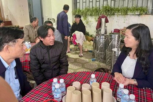 Bà Trần Thị Chúc Quỳnh - Bí thư Đảng ủy phường Lang Biang - Đà Lạt, thăm hỏi, động viên gia đình nữ sinh.