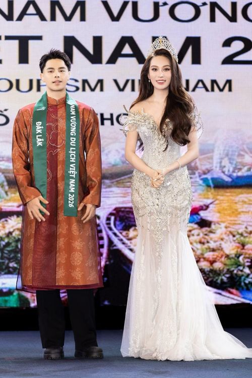 Lâm Thoại Anh ghi điểm với phong thái tự tin, ngoại hình nam tính và sự xuất hiện ổn định ở nhiều phần thi phụ từ Best In Swimsuit, Best Talent, Best In Tourism, Best Face trước khi được xướng tên ở vị trí Á vương 1.