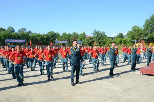 Tổ chức hoạt động khiêu vũ cho đoàn viên thanh niên Sư đoàn 375.
