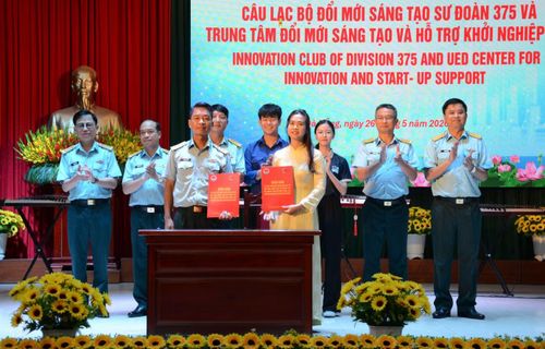 Đại diện tổ chức quần chúng Sư đoàn 375 ký giao ước phối hợp hoạt động với Đại học Sư phạm Đà Nẵng.