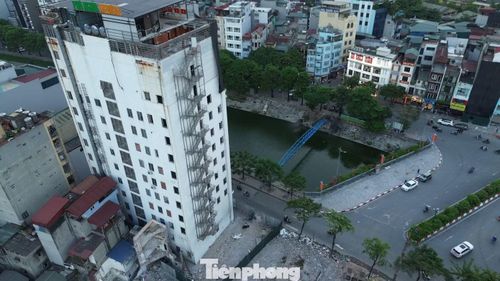Tại số 241 Vũ Tông Phan, tòa nhà cao 13 tầng đang được quây tôn khu vực nằm trong diện giải phóng mặt bằng để chuẩn bị cắt dỡ theo phương án đã được phê duyệt.