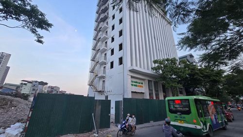  Một phần diện tích khoảng 16m2 của công trình nằm trong chỉ giới đường đỏ dự án Vành đai 2,5. Chủ công trình đã thống nhất bàn giao mặt bằng và phối hợp cắt dỡ phần diện tích liên quan theo phương án được phê duyệt, bảo đảm an toàn thi công. 