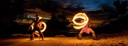 Đàn ông Samoa múa lửa. Ảnh: Samoa Travel.