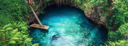 Với hố đại dương To-Sua ở Samoa, du khách có thể xuống làn nước xanh ngọc bích ở độ sâu 30 mét bằng thang đến một bệ gỗ mở ra hồ nước khổng lồ, được cung cấp bởi dòng nước chảy từ các ống dung nham dưới đại dương. Thực chất, hồ nước này là hai hồ được nối với nhau bằng một hang động. Những người dũng cảm có thể bơi dưới các ống dung nham vào trong hang, và ra đến đầm phá. Ảnh: Samoa Travel.