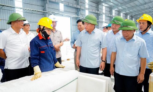 Bí thư Tỉnh ủy Nghệ An Nguyễn Khắc Thận thăm, kiểm tra tình hình hoạt động sản xuất, kinh doanh của Công ty CP Tập đoàn khoáng sản Hoàng Gia. Ảnh: P.Bằng