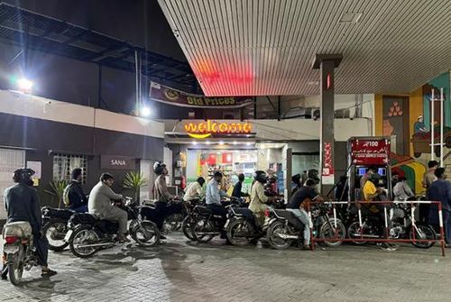 Người dân xếp hàng tại một cây xăng ở Karachi, Pakistan. (Ảnh: Reuters)