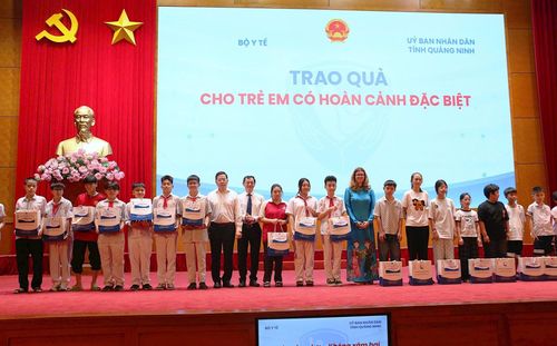 Lãnh đạo Bộ Y tế cùng các đơn vị trao quà cho trẻ em có hoàn cảnh đặc biệt tại Lễ phát động. (Ảnh: TV)