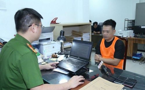 Cơ quan Công an làm việc với đối tượng trong vụ án.
