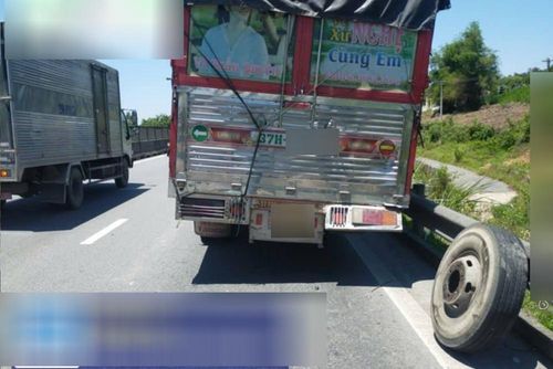 Một chiếc xe tải bị nổ lốp giữa đường cao tốc. Ảnh: Cục CSGT