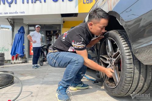 Anh Nguyễn Đức Thi trực tiếp kiểm tra lốp của một chiếc xe. Ảnh: Hoàng Hiệp