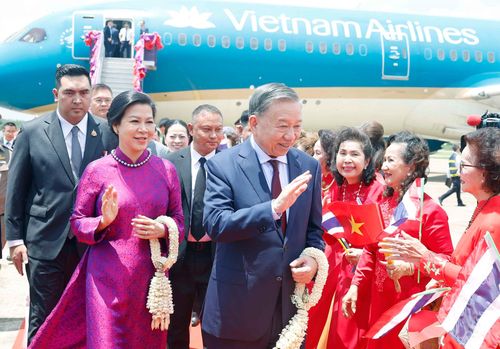 Cán bộ Đại sứ quán, Tổng Lãnh sự quán Việt Nam và cộng đồng người Việt Nam tại Thái Lan đón Tổng Bí thư, Chủ tịch nước Tô Lâm và phu nhân. Ảnh: TTXVN