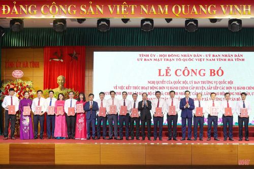Các đồng chí Thường trực Tỉnh ủy trao quyết định thành lập đảng bộ cho các tân bí thư đảng ủy các xã, phường ngày 30/6/2025. (Ảnh tư liệu).