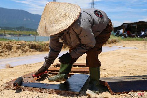 Để thích ứng với thời tiết khắc nghiệt, nhiều nhà thầu đã chủ động điều chỉnh khung giờ làm việc nhằm hạn chế thời gian công nhân tiếp xúc trực tiếp với nắng gắt. Thay vì thi công theo giờ như trước, nhiều đơn vị chủ động điều chỉnh giờ làm việc từ khoảng 5 giờ sáng đến 10 giờ trưa; buổi chiều bắt đầu từ khoảng 16 giờ đến 19 giờ.