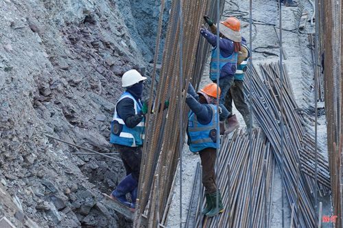 Dưới cái nắng gay gắt của mùa hè miền Trung, hình ảnh những công nhân mồ hôi nhễ nhại vẫn miệt mài bám công trường từ sáng sớm đến tối muộn cho thấy tinh thần trách nhiệm và sự nỗ lực vượt khó của người lao động.