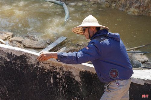 Trong điều kiện thời tiết cực đoan, bản thân công nhân cũng chủ động trang bị các biện pháp bảo vệ sức khỏe. Nhiều người sử dụng áo điều hòa, khăn chống nắng, găng tay, khẩu trang và thường xuyên bổ sung nước trong quá trình làm việc. Sau mỗi quãng lao động kéo dài, công nhân tranh thủ nghỉ ngắn để ổn định thân nhiệt, tránh tình trạng choáng váng, mất sức.