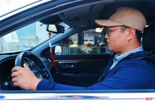 Hôm nay, tôi có lịch hẹn dẫn hai du khách đến từ Hà Nội ra trải nghiệm đảo Bớc. Họ biết đến tôi sau khi xem những video giới thiệu về Thiên Cầm mà tôi đăng tải trên mạng xã hội.