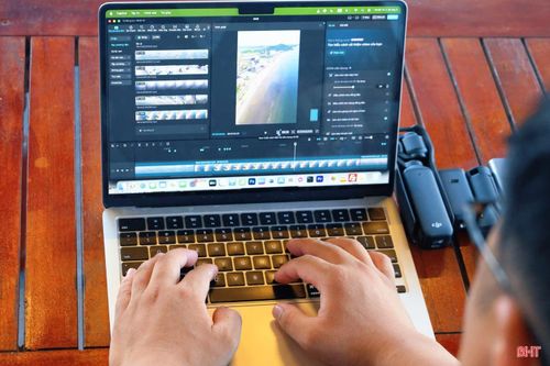 Sau mỗi chuyến đi, tôi lại trở về để dựng video và hoàn thiện nội dung trước khi đăng tải lên các nền tảng mạng xã hội.