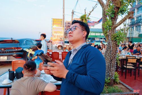 Trước đây, tôi từng có khoảng 3 năm gắn bó với nghề kỹ sư điện. Tuy nhiên, khi nhận thấy truyền thông số ngày càng phát triển và có sức lan tỏa mạnh mẽ, tôi quyết định rẽ hướng sang lĩnh vực sáng tạo nội dung du lịch với mong muốn góp phần quảng bá hình ảnh quê hương theo cách riêng của mình.