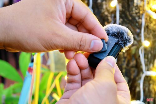 Để các video có thêm sự chân thực và chỉn chu, tôi cũng đầu tư thêm micro phục vụ quá trình ghi hình, phỏng vấn nhân vật trong mỗi hành trình trải nghiệm. Với tôi, dù chỉ là những thiết bị nhỏ nhưng lại góp phần mang đến hiệu quả lớn, giúp câu chuyện về Thiên Cầm được truyền tải sống động và gần gũi hơn tới người xem.