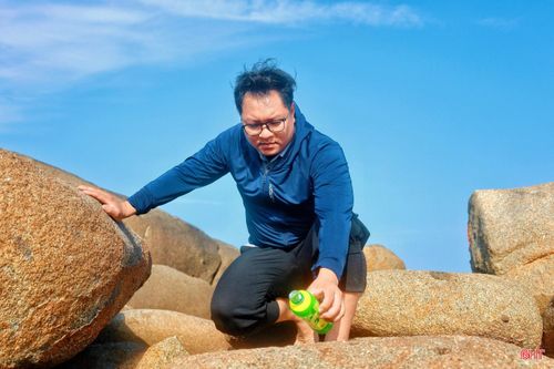 Sau mỗi chuyến trải nghiệm cùng du khách, tôi thường tranh thủ thu gom lại rác trên bãi biển hoặc quanh khu vực tham quan vì tôi luôn mong Thiên Cầm giữ được vẻ đẹp vốn có. Với tôi, làm du lịch không chỉ là quảng bá hình ảnh mà còn phải góp phần giữ gìn cảnh quan sạch đẹp cho quê hương.