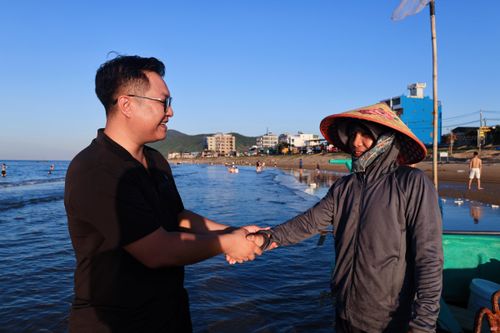 Tôi trực tiếp kết nối du khách với các chủ thuyền để hỗ trợ du khách trải nghiệm thực tế khi đến với biển Thiên Cầm. Công việc này không chỉ giúp du khách thuận tiện hơn trong hành trình khám phá biển mà còn góp phần tạo thêm thu nhập cho người dân địa phương.