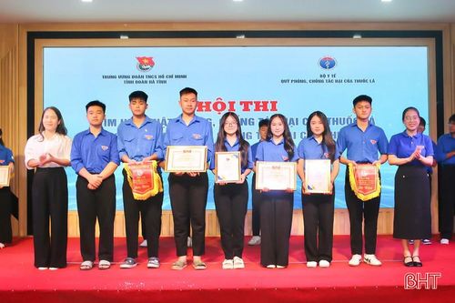 ... trao giải nhì cho đội Đoàn xã Thạch Khê và đồng giải ba cho Đoàn phường Thành Sen và Đoàn xã Cẩm Bình.