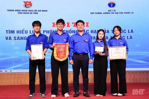 Trao giải nhất cho đội Đoàn xã Đức Thọ...