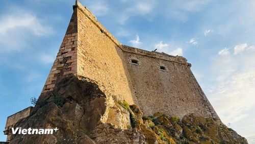 Pháo đài Santa Cruz, ngọn hải đăng lịch sử và là điểm quan sát ngoạn mục nhất Oran. (Ảnh: Đặng Huế/Vietnam+)