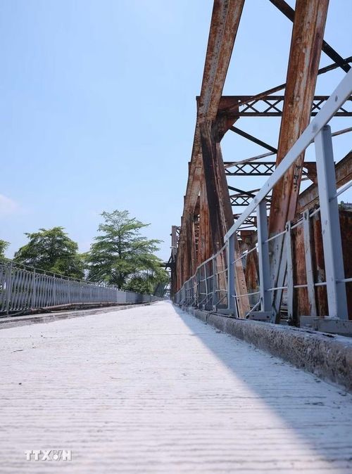 Cầu Long Biên sẵn sàng thông xe từ 0h ngày 28/5 sau gần 2 tháng sửa chữa. (Ảnh: Hoàng Hiếu/TTXVN)
