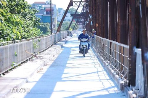 Từ 0h ngày 28/5/2026, xe máy, xe thô sơ và người đi bộ sẽ được phép lưu thông trở lại trên phần đường đi bộ, đường xe máy và xe thô sơ của cầu Long Biên. (Ảnh: Hoàng Hiếu/TTXVN)