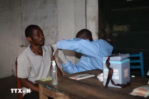 Nhân viên y tế tiêm vaccine phòng Ebola cho người dân tại Bulape, CHDC Congo. (Ảnh: THX/TTXVN)