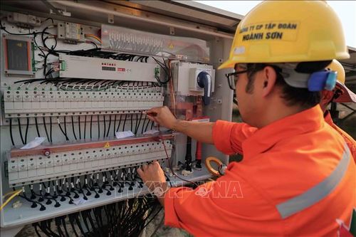 Kỹ sư kiểm tra hệ thống kỹ thuật tại Nhà máy Điện mặt trời Cẩm Hòa.